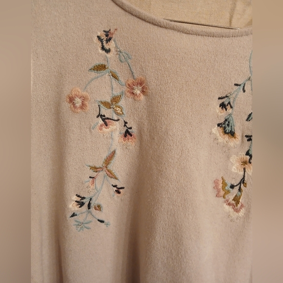 LC Embroidered Quarter Sleeve Sweater - Picture 3 of 12